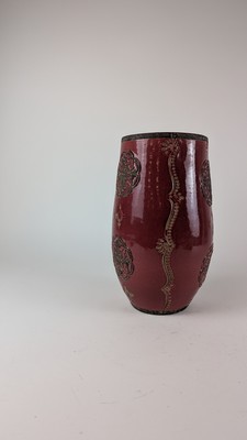 GRAND VASE en céramique rouge à décor fl...