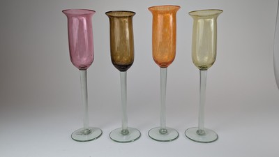 DOUZE GRANDS VERRES A PIEDS en verre de couleurs...