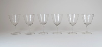 SIX VERRES A EAU à pied en verre taillé à...