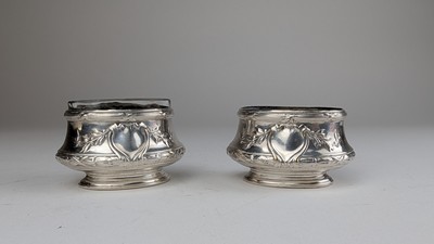 PAIRE DE SALIERES ET POIVRIERES ovales en...