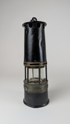 LAMPE DE MINEUR en tôle laquée noir. Réflecteur...