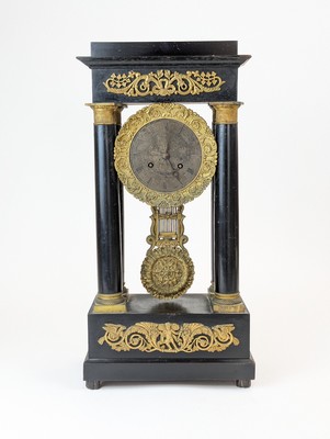 PENDULE portique en bois noirci à quatre...