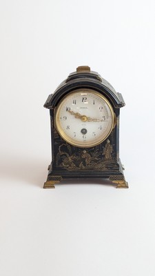 PETITE PENDULE borne à décor en verni européen...