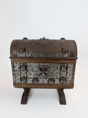 COFFRET A LIQUEUR sur piètement croisé en...