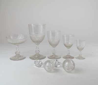 SERVICE DE VERRES en cristal taillé en pointes...