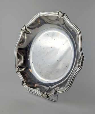 PLAT circulaire en argent  à bords contournés...