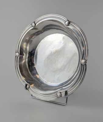 JATTE circulaire à bords contournés en argent...