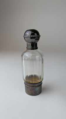 FLACON A SEL en cristal taillé à godrons,...