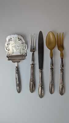 DEUX COUVERTS DE SERVICE à manche en argent...