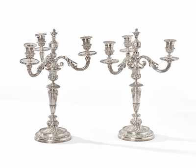 PAIRE DE CANDELABRES en bronze argenté à...