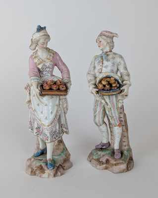 DEUX FIGURINES en porcelaine émaillée polychrome...