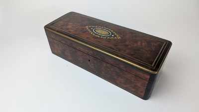 BOÎTE A BIJOUX rectangulaire en placage d’acajou...