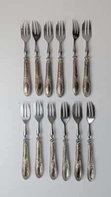 DOUZE FOURCHETTES A GATEAU à manche en argent...