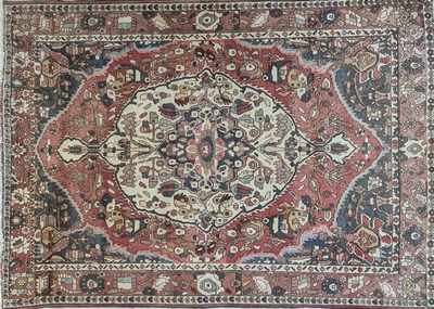 TAPIS en laine polychrome à décor de fleurs...