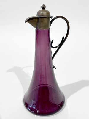 PETITE CARAFE en verre moulé soufflé et teinté...