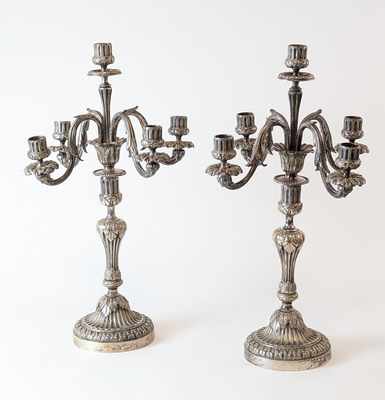 PAIRE DE GRANDS CANDÉLABRES en bronze argenté,...