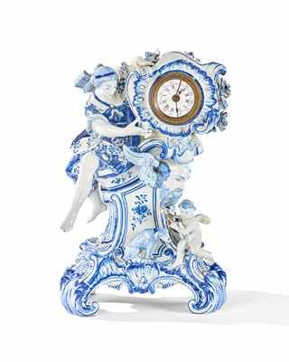 PENDULE en faïence émaillée bleu et blanc...