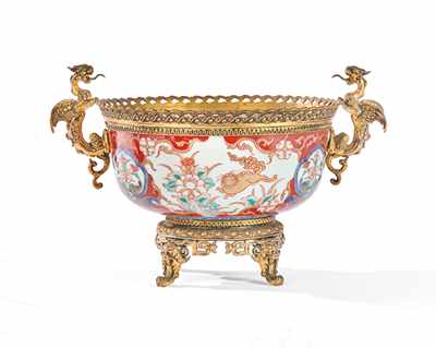 COUPE en porcelaine émaillée polychrome et...