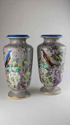 PAIRE DE VASES de forme balustre en porcelaine...