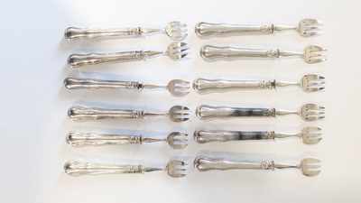 SUITE DE DOUZE CUILLERES A DESSERT à manche...