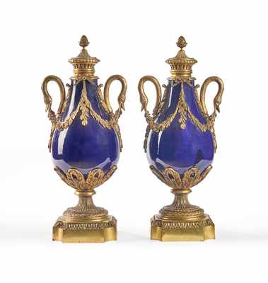 PAIRE D'URNES couvertes, de forme balustre,...