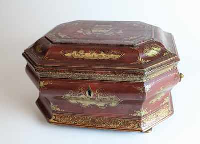 COFFRET rectangulaire à pans coupés en doucine,...