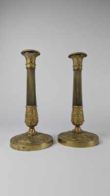 PAIRE DE FLAMBEAUX en bronze ciselé à fût...