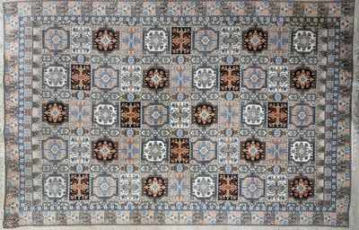 TAPIS en laine polychrome à décor sur fond...