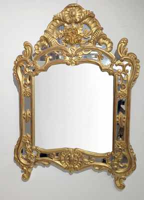 MIROIR à parecloses, en bois sculpté et doré,...