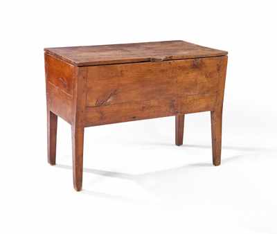 COFFRE A PAIN ou MAIE en noyer de forme trapézoïdale...