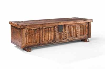 LARGE COFFRE rectangulaire en chêne sculpté...