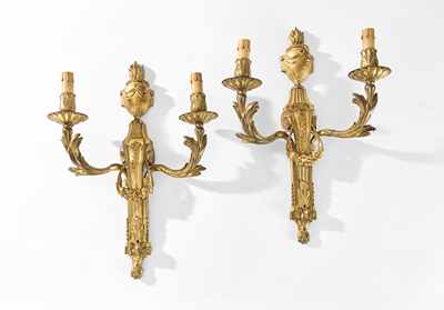 PAIRE D'APPLIQUES à deux lumières en bronze...