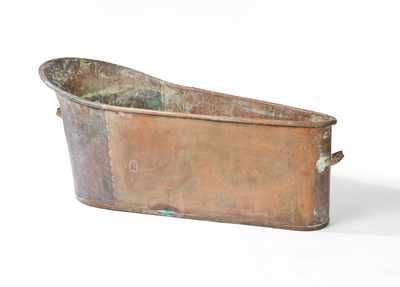 BAIGNOIRE de forme triangulaire en cuivre...