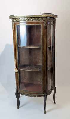 VITRINE en acajou et placage d'acajou ouvrant...