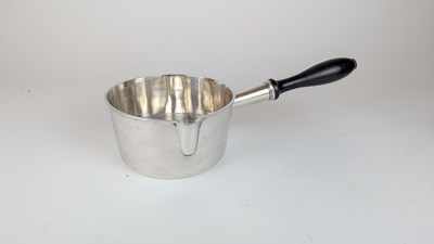 CASSEROLE en argent (950) à bec et prise...