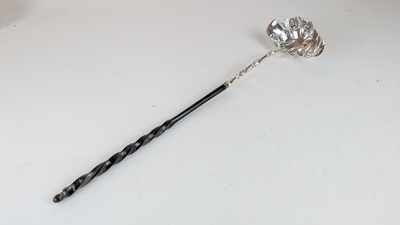 CUILLERE A PUNCH en argent (950).