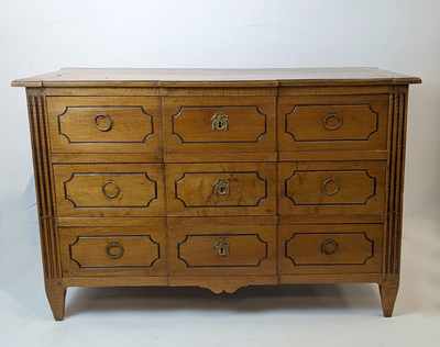 COMMODE en noyer et placage de noyer ouvrant...