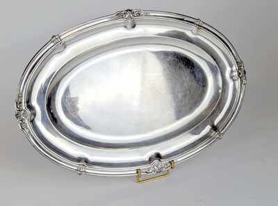 PLAT ovale en argent (950) à bordure moulurée...
