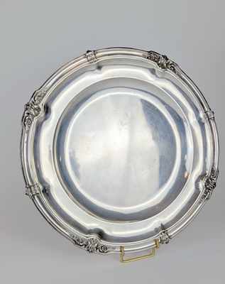 PLAT rond en argent (950) à bordure moulurée...