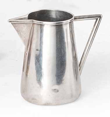 POT A LAIT en argent (950) uni de forme tronconique...