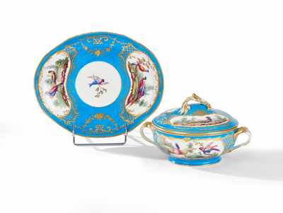 BOUILLON ET SON PLATEAU en porcelaine à décor...