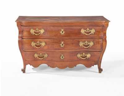COMMODE de forme tombeau en merisier, ouvrant...