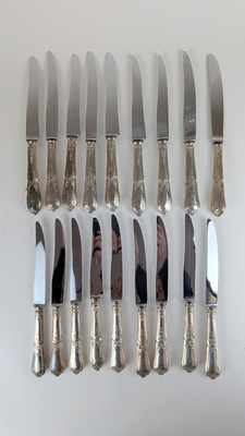 DIX-HUIT GRANDS COUTEAUX lame acier, manche...