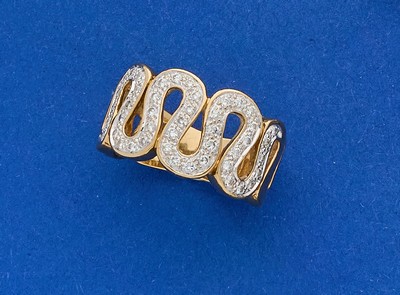 BAGUE jonc en or (750) à motif de serpentins...