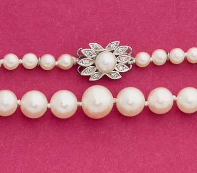 COLLIER SAUTOIR de perles en chute, fermoir...