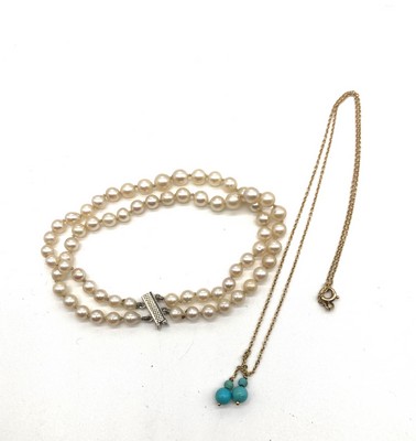 BRACELET de perles de culture deux rangs...