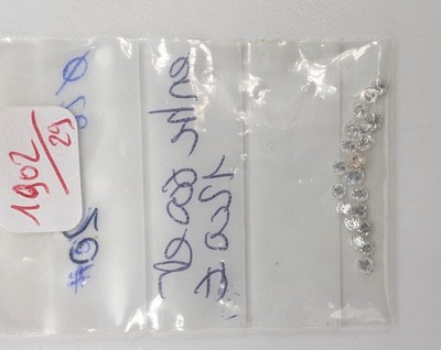 SACHET d'environ 20 petits diamants taille...