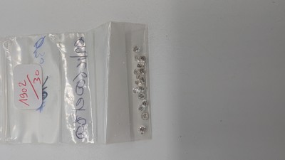 SACHET d'environ 16 petits diamants taille...