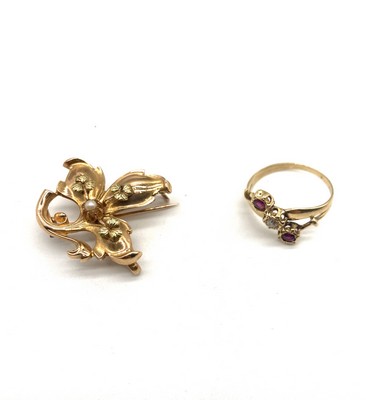 BROCHE en or (750) deux tons en forme de...