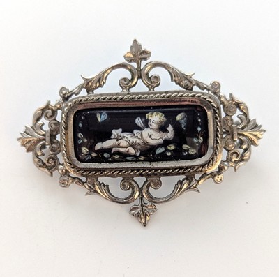 BROCHE en argent (?) à décor ajouré de rinceaux...